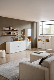 Moderne woonkamer met dressoir in wit en houtlook, zijaanzicht