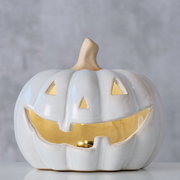 Keramik Kürbis mit lachendem Gesicht, frontal fotografiert, mit leuchtendem Inneren.