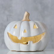 Keramik Kürbis mit lachendem Gesicht, frontal fotografiert, mit leuchtendem Inneren.