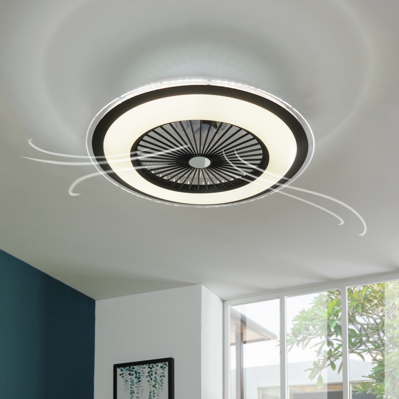 Deckenventilator Wind Smart von unten betrachtet, mit modernem Design und integrierter Beleuchtung.