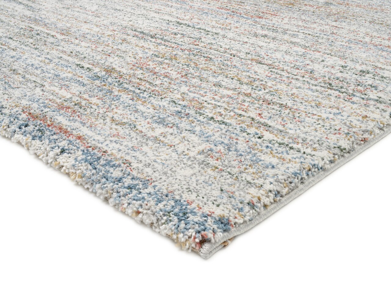 Frisé-Teppich in Nahaufnahme, zeigt eine bunte, strukturierte Oberfläche mit einem Mix aus Blau-, Rot- und Gelbtönen. Perspektive von der Seite.