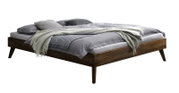 Modern houten bedframe in donkere notenhoutlook met schuine poten, grijs beddengoed en deken, vrijstaand op een witte achtergrond, perspectief: schuin van voren/opzij