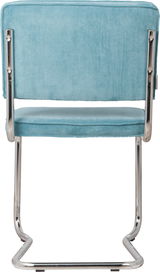 Rückansicht eines Stuhls mit türkisfarbenem Stoffbezug und verchromtem Metallgestell.