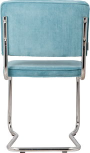 Rückansicht eines Stuhls mit türkisfarbenem Stoffbezug und verchromtem Metallgestell.