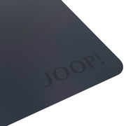 Schwarze Yogamatte mit dem Schriftzug 'JOOP!' in der Ecke, diagonale Perspektive.