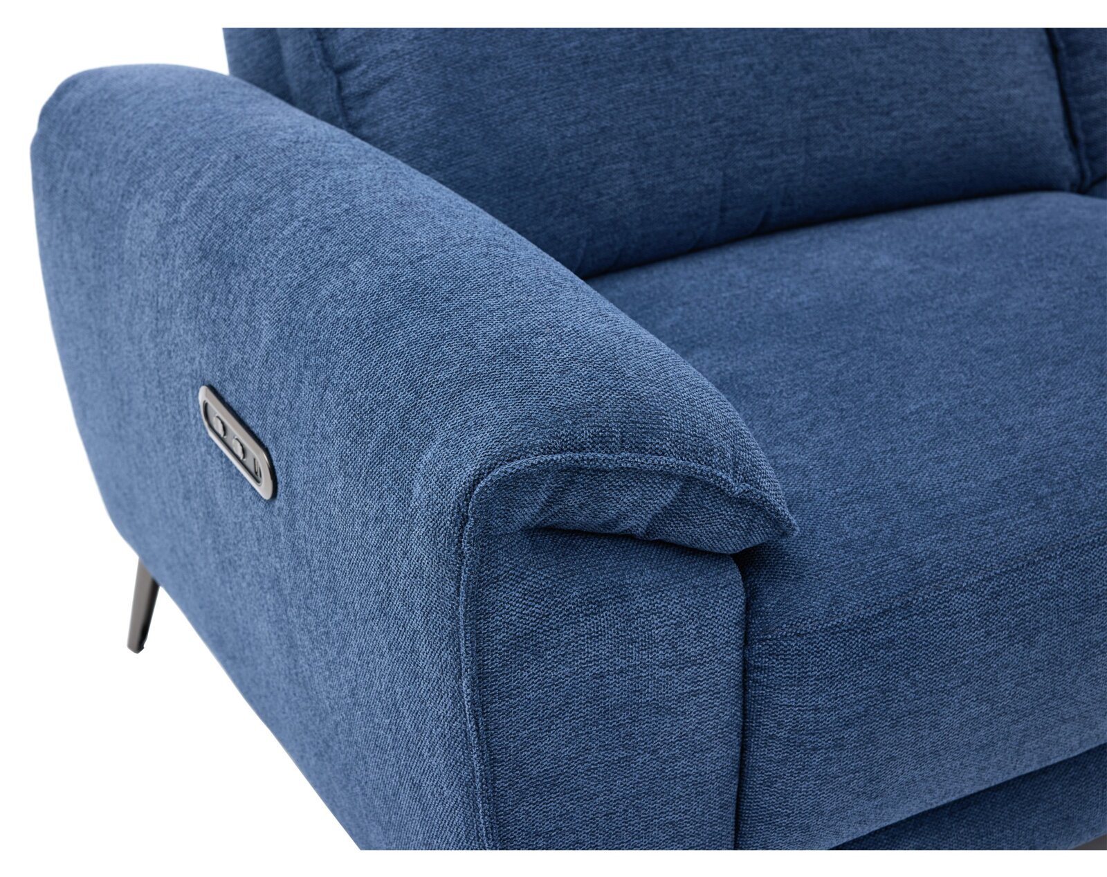 Nahaufnahme eines blauen Stoff-Relaxsessels mit gepolsterter Armlehne und seitlichem Bedienknopf, Perspektive schräg von vorne links.
