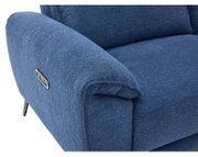Nahaufnahme eines blauen Stoff-Relaxsessels mit gepolsterter Armlehne und seitlichem Bedienknopf, Perspektive schräg von vorne links.
