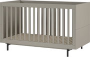 Modernes Babybett in neutralem Grau mit Gitterstäben, seitliche Perspektive