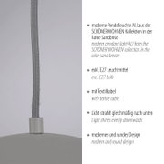 Detailansicht einer modernen Pendelleuchte ALI in Sandbrise mit grauem Textilkabel und rundem Lampenschirm, perspektivisch von der Seite/nah aufgenommen.