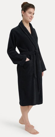 Frau in schwarzem Bademantel mit Schalkragen, seitliche Perspektive