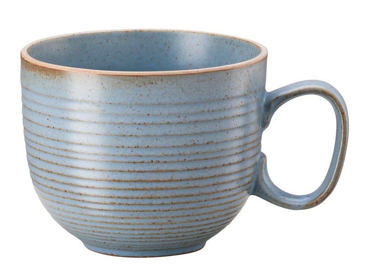 Blaue Cappuccino-Obertasse mit feinen horizontalen Linien, seitliche Perspektive