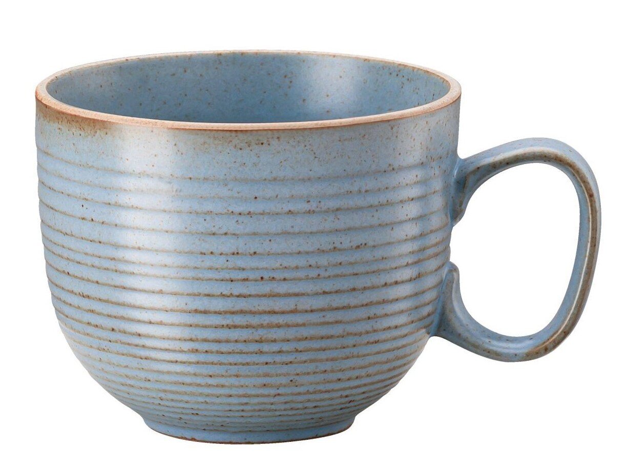 Blaue Cappuccino-Obertasse mit feinen horizontalen Linien, seitliche Perspektive