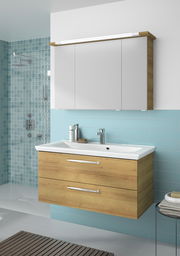 Moderner Badblock mit Holzoptik und weißem Waschbecken, frontal betrachtet, vor einer Wand mit blauen Fliesen.