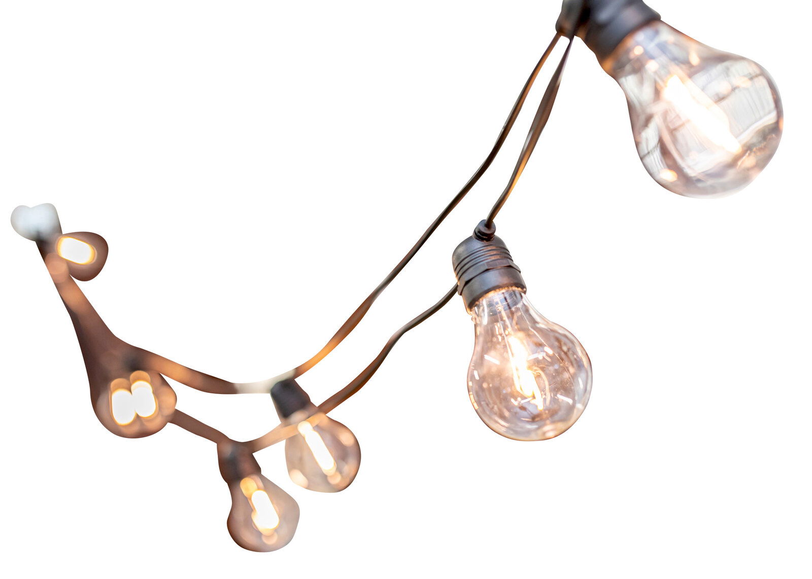 Nahaufnahme einer Lichterkette mit mehreren leuchtenden Glühbirnen, die in verschiedenen Winkeln hängen.