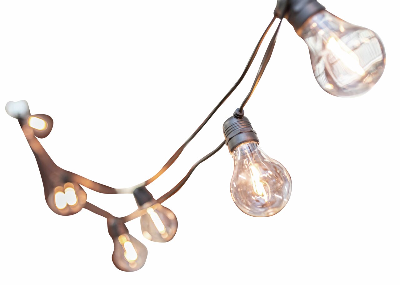 Nahaufnahme einer Lichterkette mit mehreren leuchtenden Glühbirnen, die in verschiedenen Winkeln hängen.