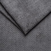 Nahaufnahme eines grauen, strukturierten Stoffes, der für ein Polsterbettgestell verwendet wird.