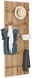 Holz-Garderobenpaneel mit mehreren Haken, darauf hängen ein Hut, ein Schal, eine Bluse, eine Handtasche und ein Schal. Frontalansicht.