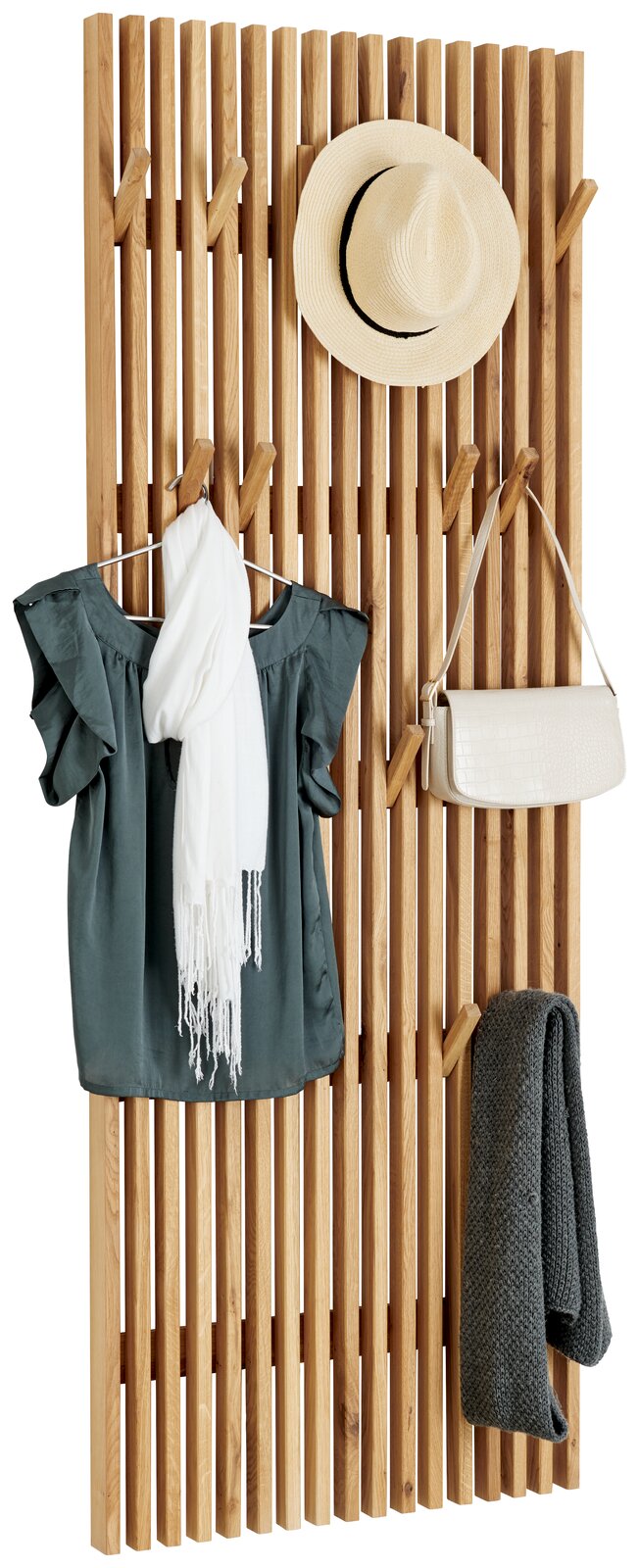 Linea Natura XL-Garderobenpaneel STUDIO LINE Holz-Garderobenpaneel mit mehreren Haken, darauf hängen ein Hut, ein Schal, eine Bluse, eine Handtasche und ein Schal. Frontalansicht.