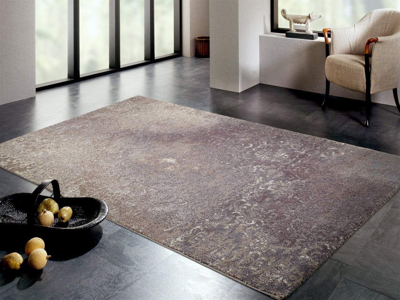 Designer Teppich in einem modernen Wohnzimmer, Perspektive von schräg oben, mit einem eleganten Muster in neutralen Tönen auf dunklem Boden.