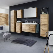 Moderne hoge houten kast in een stijlvol ingerichte badkamer, gezien vanaf de voorkant.