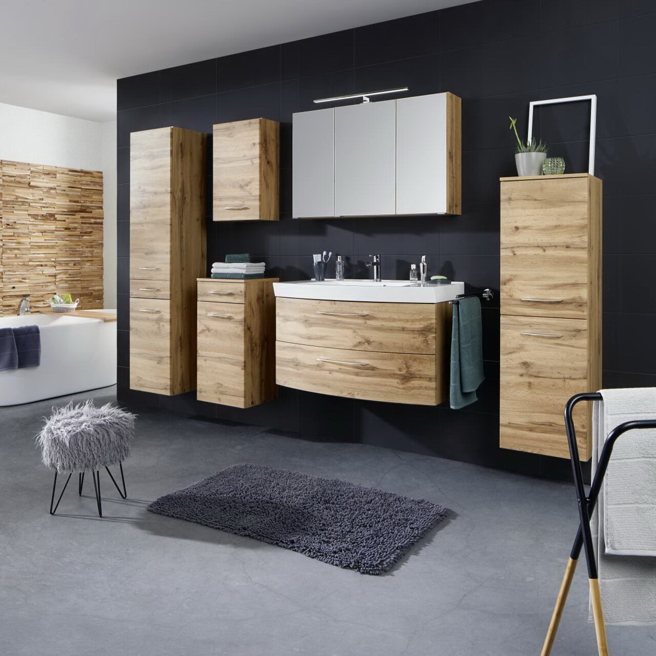 Moderne hoge houten kast in een stijlvol ingerichte badkamer, gezien vanaf de voorkant.