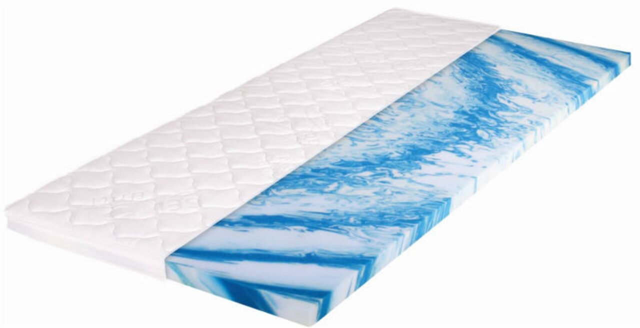 Intro Gelschaumtopper Gelschaumtopper in seitlicher Perspektive mit weißer, gesteppten Oberfläche und blauer, marmorierter Unterseite.