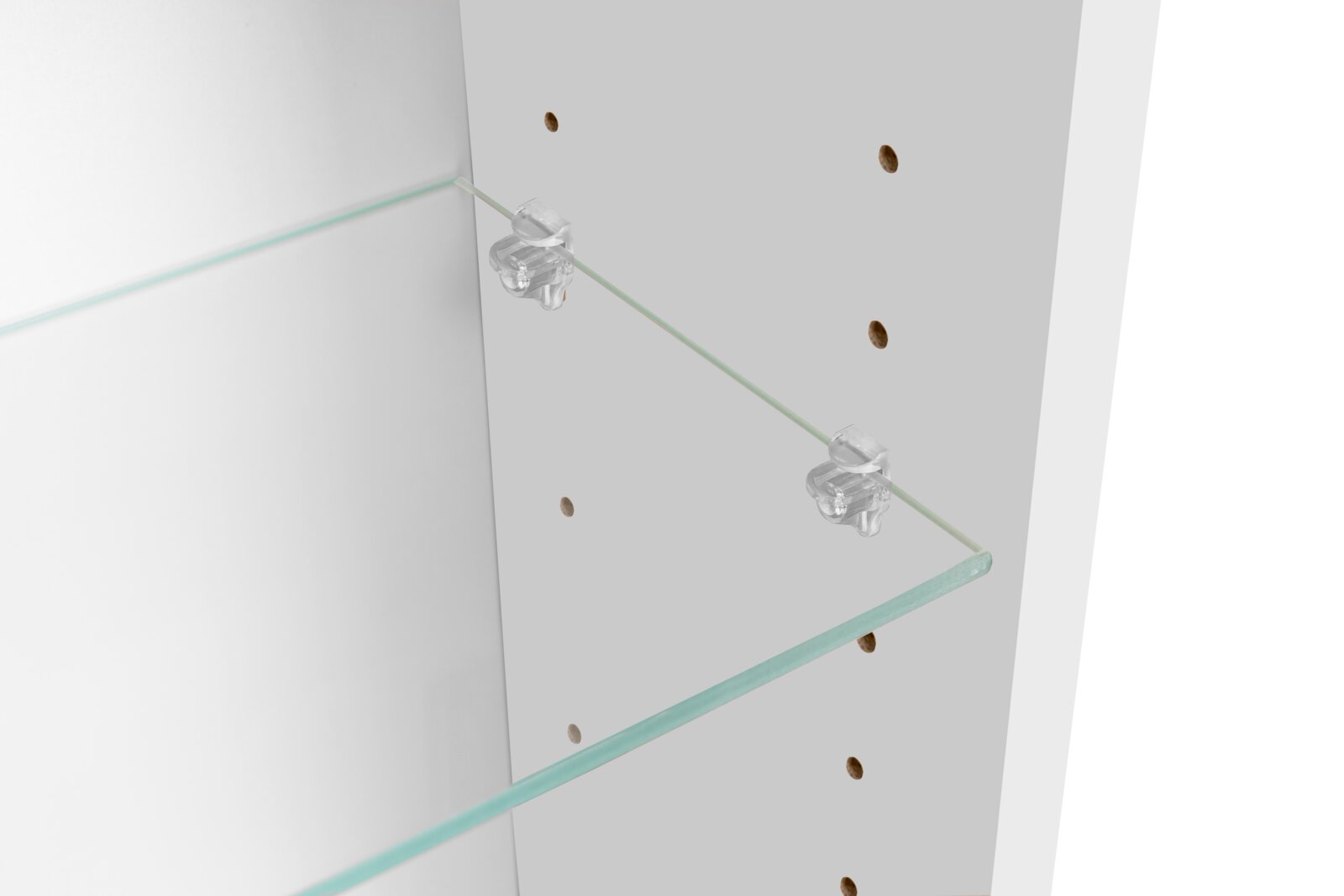 Glasboden in einem weißen Schrank, seitlich montiert mit transparenten Kunststoff-Glasbodenträgern; Detailansicht aus schräger Seitenperspektive.