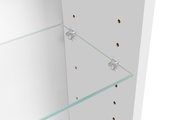 Glasboden in einem weißen Schrank, seitlich montiert mit transparenten Kunststoff-Glasbodenträgern; Detailansicht aus schräger Seitenperspektive.