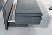 Slaapbank in grijze stof, zijaanzicht met uitgeschoven slaapkast.
