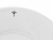 Nahaufnahme eines weißen Speisetellers mit einem kleinen schwarzen Dekor am Rand.