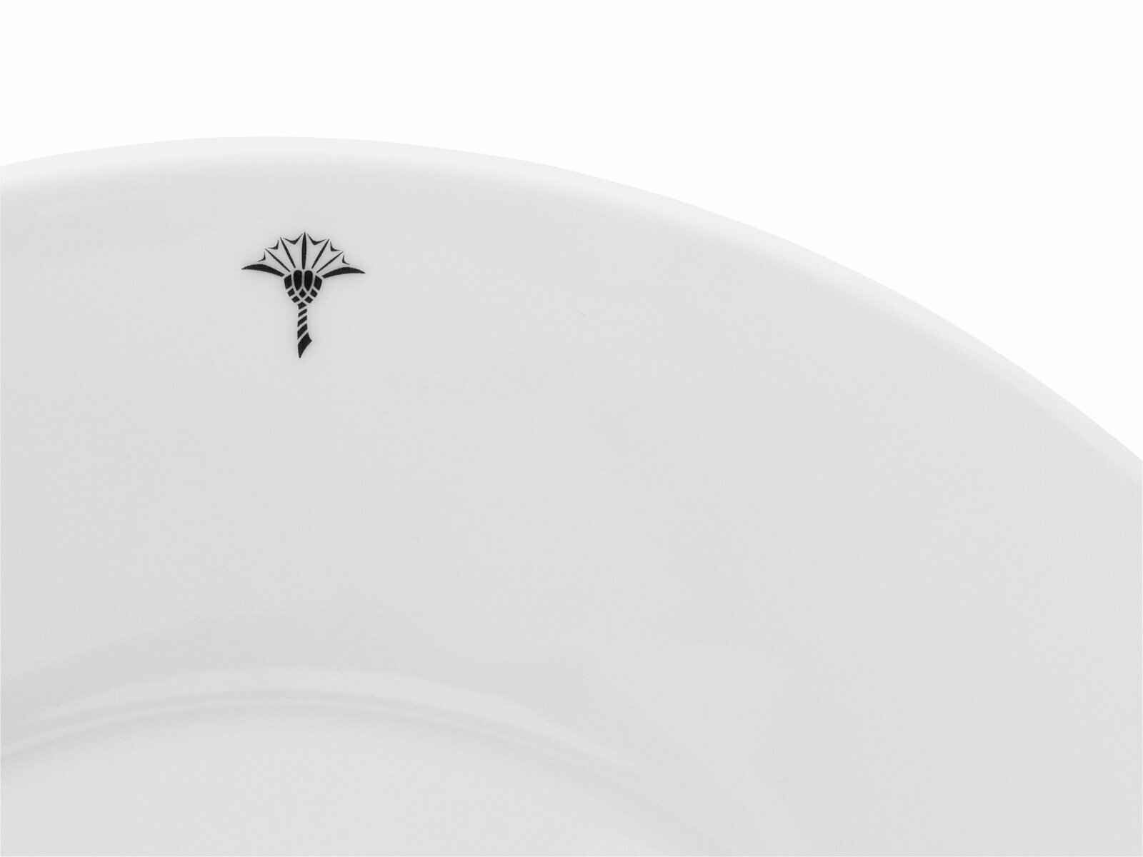 Nahaufnahme eines weißen Speisetellers mit einem kleinen schwarzen Dekor am Rand.