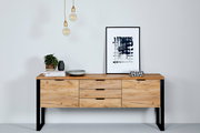 Modernes Sideboard aus Holz mit schwarzem Metallrahmen, dekoriert mit Pflanzen, Büchern und Kunstobjekten, aus frontaler Perspektive fotografiert.