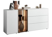 Modernes Sideboard mit Glasvitrine links, dekoriert mit Vasen und Büchern, aus einer frontalen Perspektive.