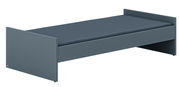 Graues Bodenbett mit einfacher, moderner Gestaltung, seitliche Perspektive