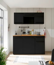 Moderne Single-Küche 160 cm ohne Elektrogeräte in schwarzem Design, frontal fotografiert, mit Holzarbeitsplatte, Spüle und Hängeschränken.