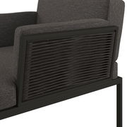 Detailansicht eines Loungesessels mit grauem Stoffbezug und seitlichem Geflecht.