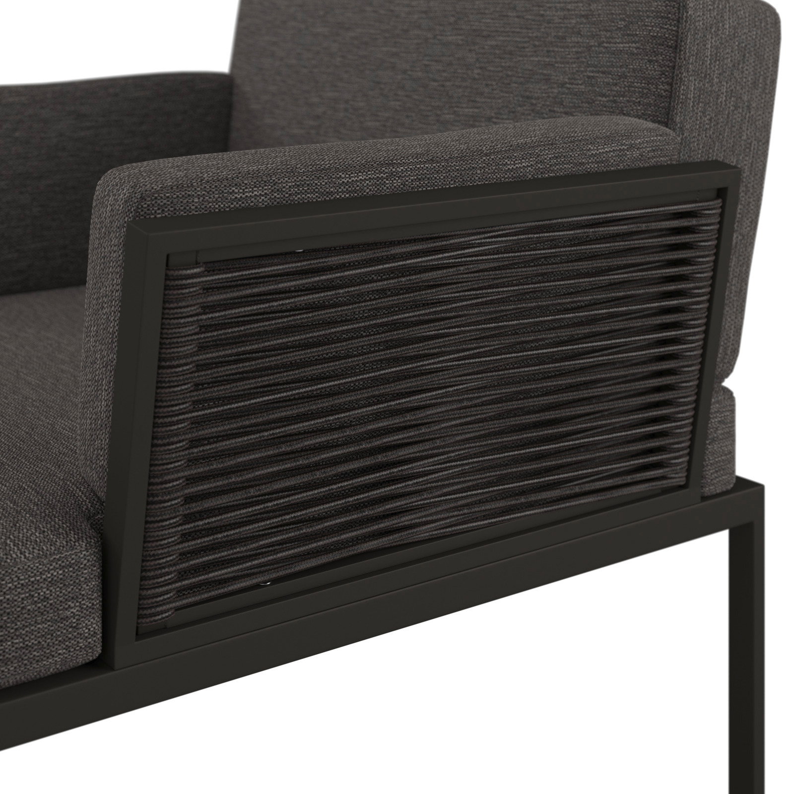 Detailansicht eines Loungesessels mit grauem Stoffbezug und seitlichem Geflecht.