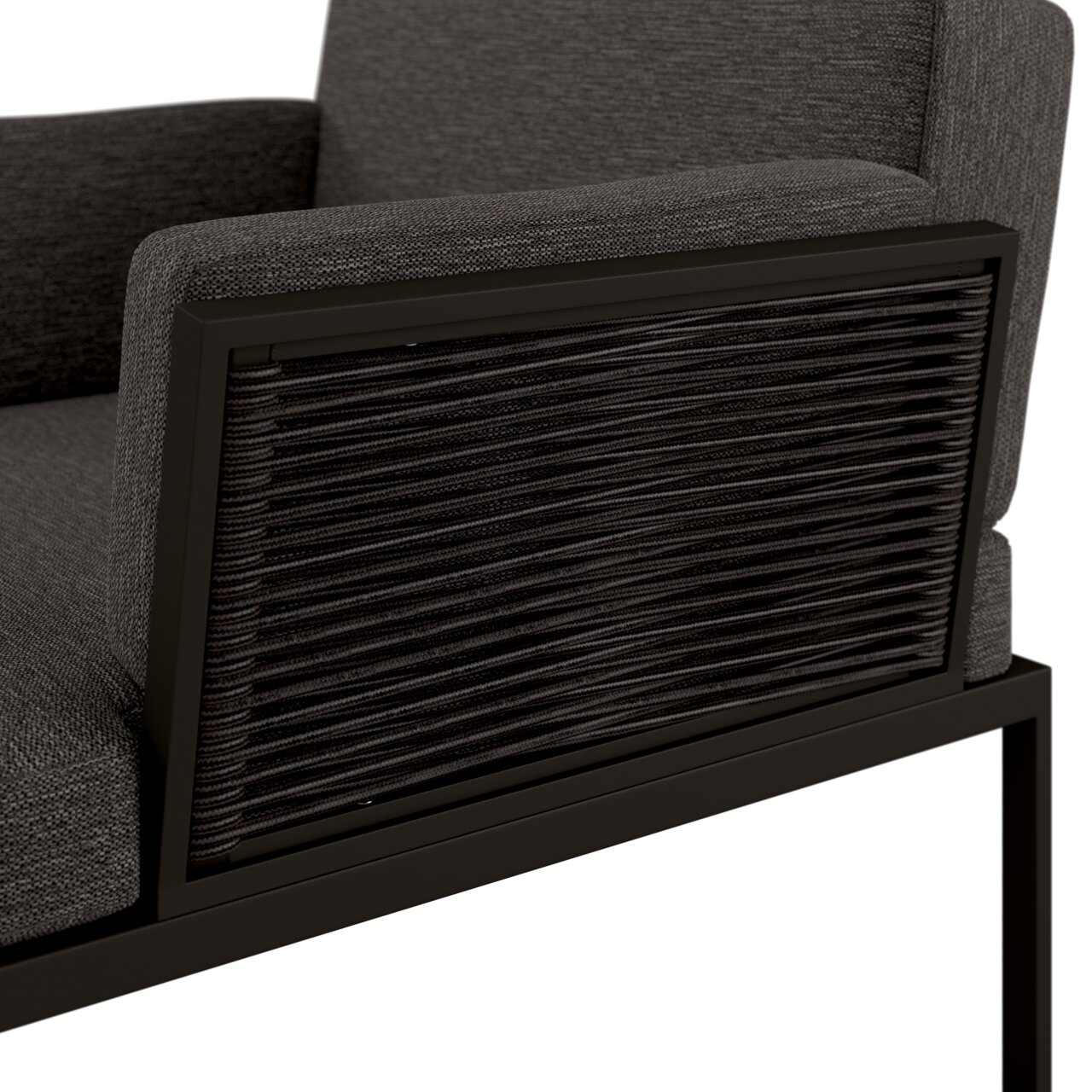 Detailfoto van een loungestoel met grijze stoffen bekleding en gevlochten zijkanten.