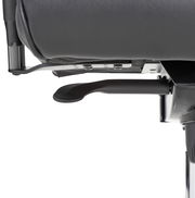 Nahaufnahme der Unterseite eines Chefsessels mit Fokus auf die Mechanik und Hebel zur Höhenverstellung, seitliche Perspektive