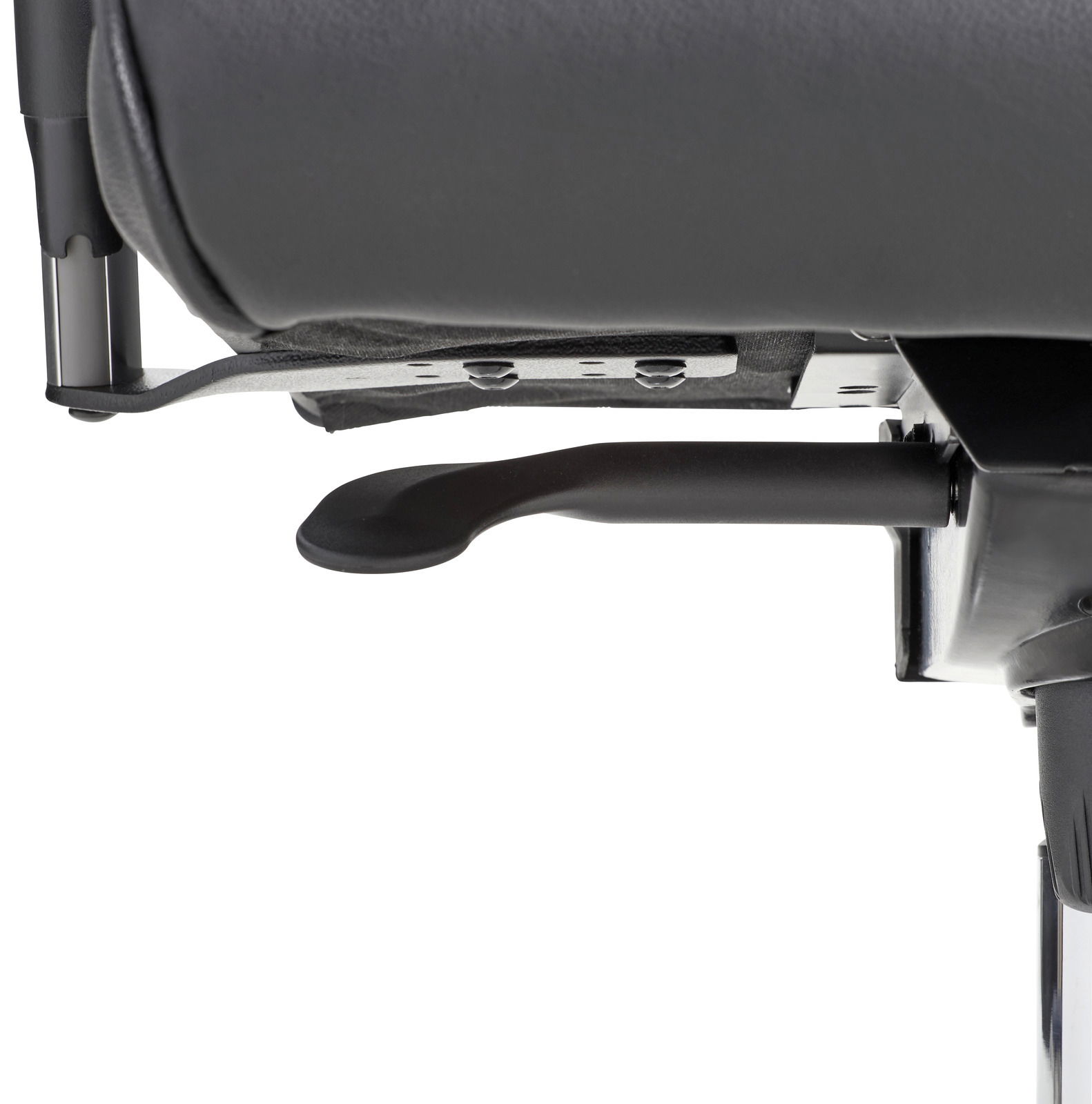 Nahaufnahme der Unterseite eines Chefsessels mit Fokus auf die Mechanik und Hebel zur Höhenverstellung, seitliche Perspektive