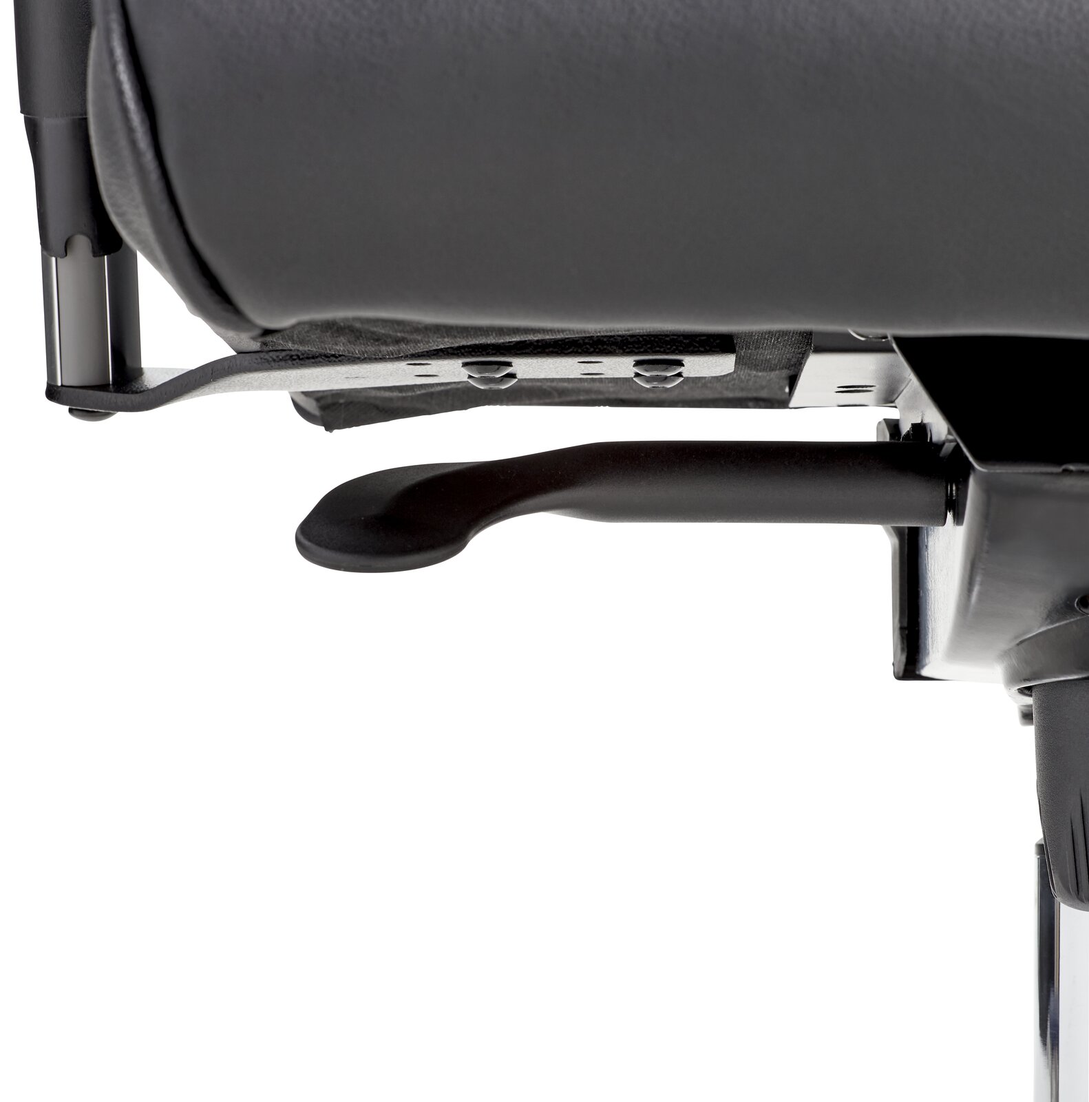 Nahaufnahme der Unterseite eines Chefsessels mit Fokus auf die Mechanik und Hebel zur Höhenverstellung, seitliche Perspektive