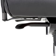 Nahaufnahme der Unterseite eines Chefsessels mit Fokus auf die Mechanik und Hebel zur Höhenverstellung, seitliche Perspektive