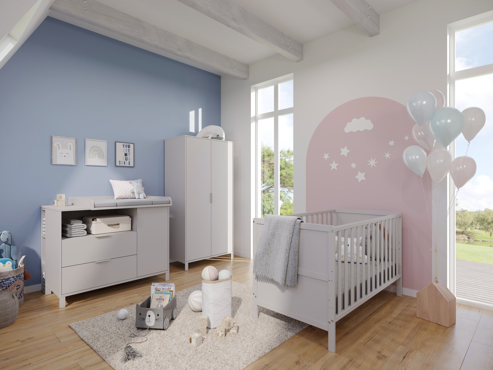 Kinderzimmer mit Wickelkommode, Kleiderschrank und Gitterbett in hellem Holz. Blick von schräg vorne auf die Möbel. Pastellfarbene Wanddekoration und Luftballons ergänzen das freundliche Ambiente.
