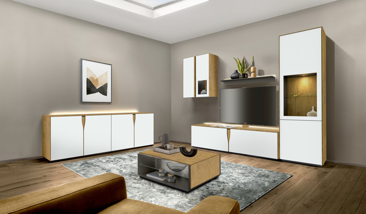 Moderne Wohnzimmermöbel mit Vitrine in heller Holzoptik, seitliche Perspektive