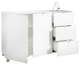 Weißes Sideboard mit zwei offenen Türen und drei offenen Schubladen, seitliche Perspektive