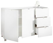 Weißes Sideboard mit zwei offenen Türen und drei offenen Schubladen, seitliche Perspektive