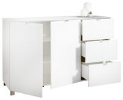 Weißes Sideboard mit zwei offenen Türen und drei offenen Schubladen, seitliche Perspektive