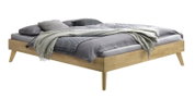 Modern houten bedframe in eikenlook met schuine poten, bekleed met grijs beddengoed en een deken, schuin vooraanzicht