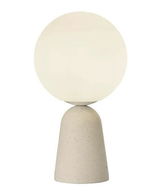 Moderne Tischleuchte mit kugelförmigem, weißem Lampenschirm und konischem, steinfarbenem Sockel, frontal abgebildet.