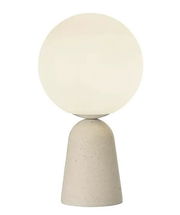 Moderne Tischleuchte mit kugelförmigem, weißem Lampenschirm und konischem, steinfarbenem Sockel, frontal abgebildet.